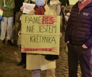 Tłumy mieszkańców Torunia na pikiecie upamiętniającej śmierć Izy z Pszczyny. Na proteście pojawił się Leszek Balcerowicz