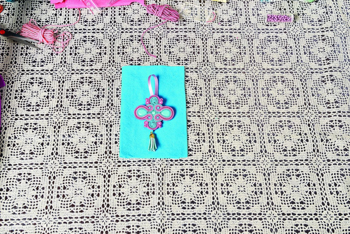 Dekoracyjna klamra do zasłon z nitek soutache