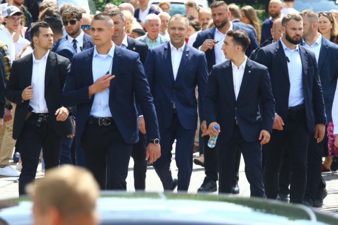 Nawrocki na procesji z rodziną