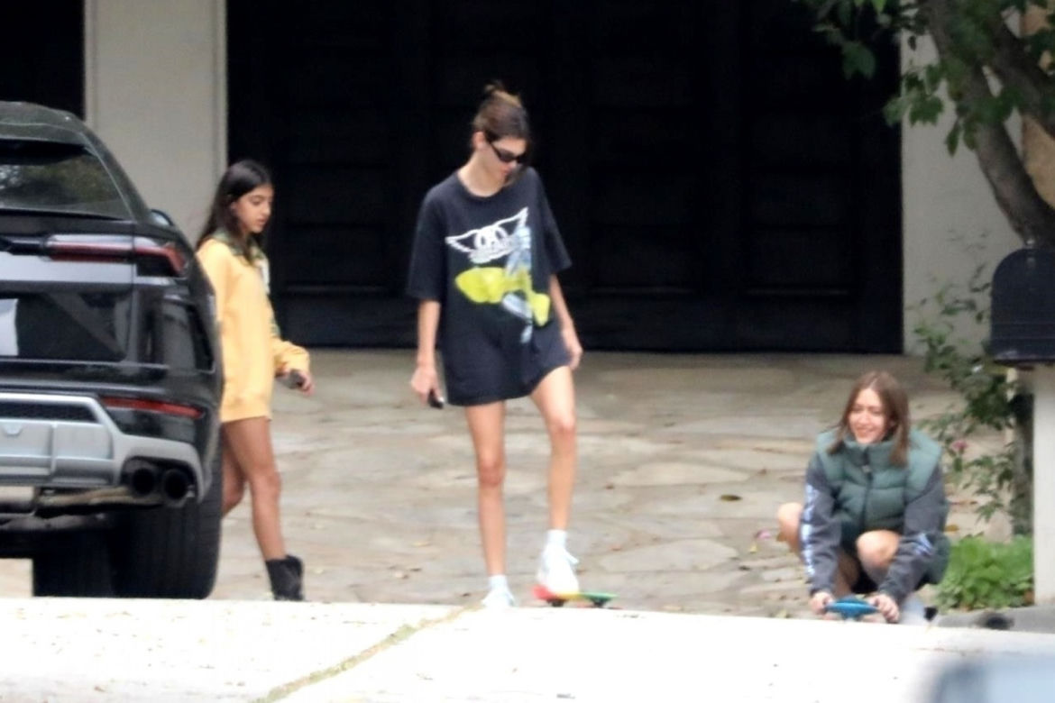 Kendall Jenner z przyjaciółkami uczy się jazdy na deskorolce