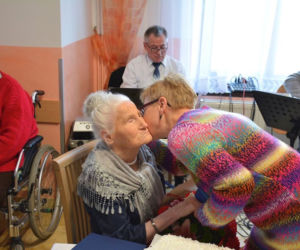 Jest starsza niż polska niepodległość! Na 102. urodziny pani Aniela zatańczyła z wójtem 