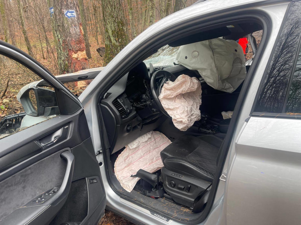 Skoda z dwiema osobami w środku uderzyła w drzewo. 4-letnie dziecko trafiło do szpitala