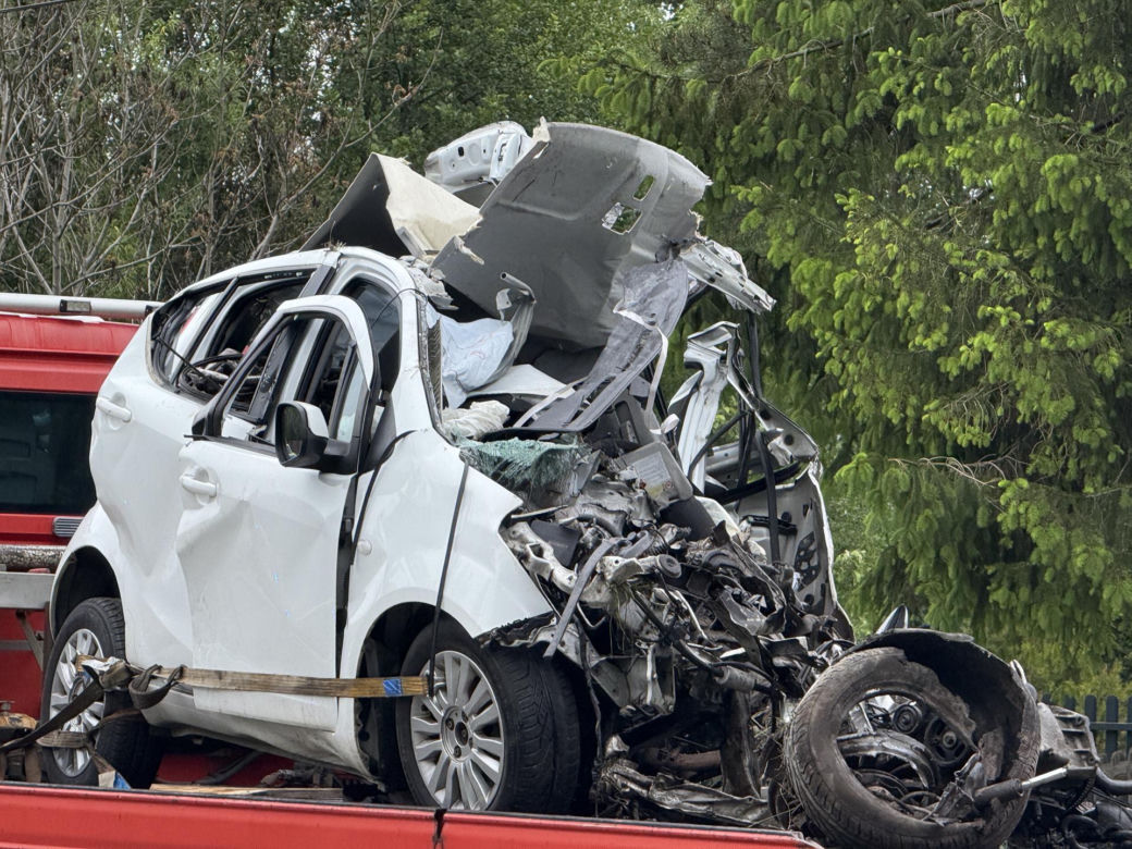 Makabra na drodze pod Grójcem. Osobowe suzuki czołowo zderzyło się z ciężarówką