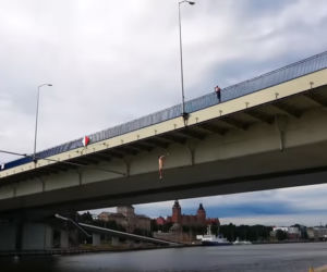 Młody mężczyzna z stroju Borata skoczył do Odry ryzykując życiem