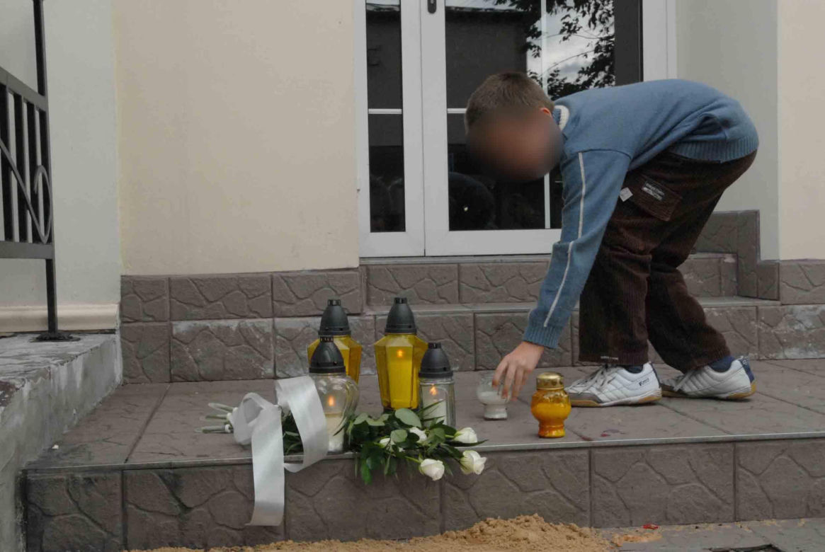 Jedną ręką podawał kwiaty, drugą zadźgał ukochaną. Daria zginęła na schodach szkoły