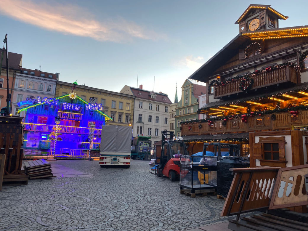 Choinka we Wrocławiu prawie gotowa. Zdania mieszkańców znowu podzielone [ZDJĘCIA]