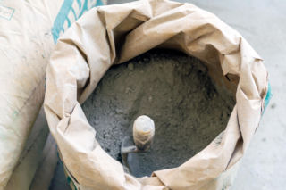 Cement – klasy, rodzaje i zastosowanie. Jak normy i domieszki wpływają na jego właściwości?