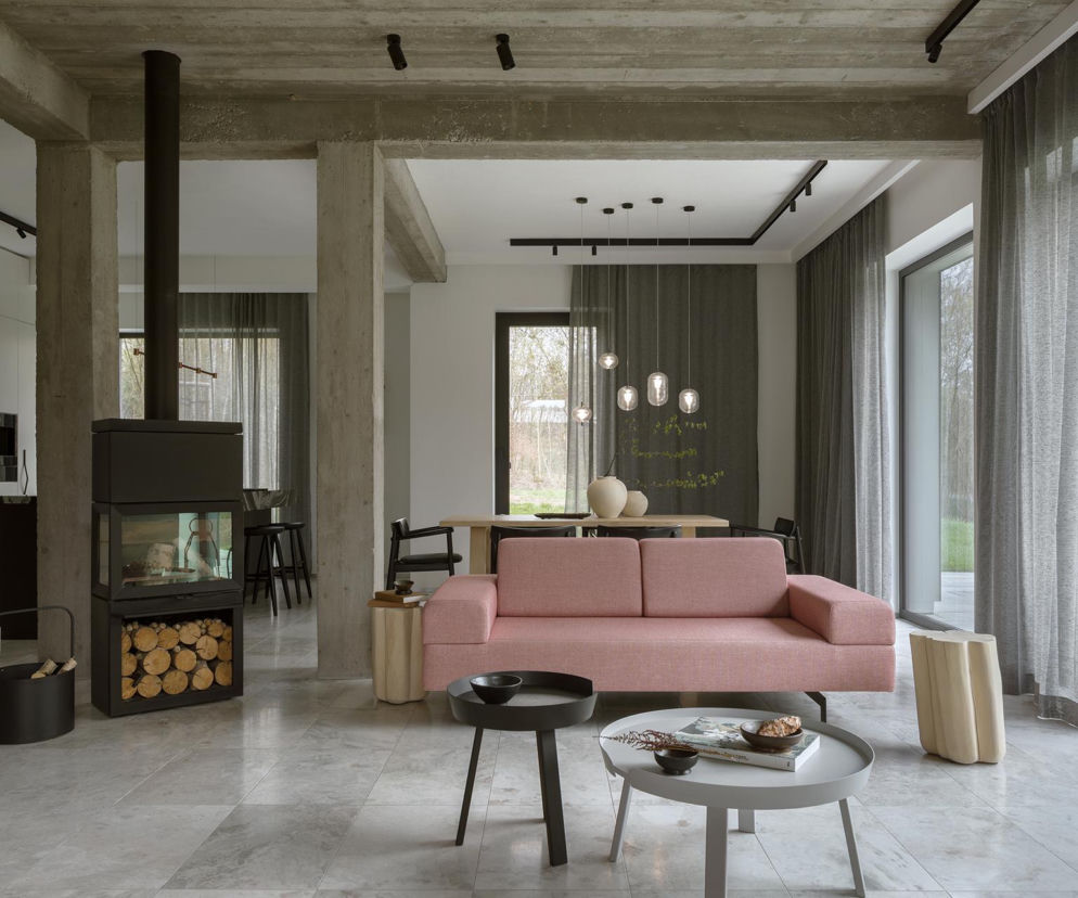 Nowoczesny dom w stylu minimalistycznym pod Krakowem. Drewno, kamień, beton i dużo światła