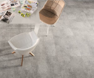 Szare płytki ceramiczne w przestrzeni biurowej