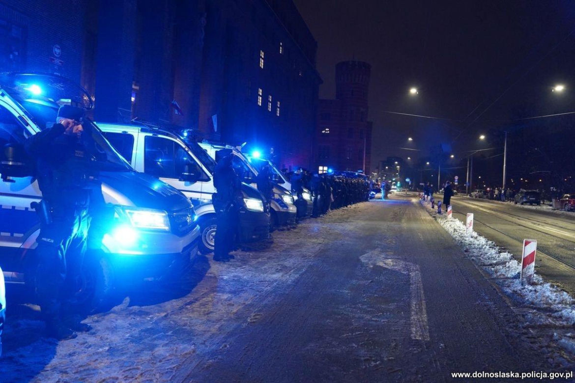Mundurowi spoczną we Wrocławiu i Łozinie 