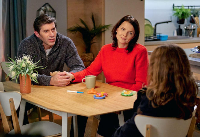 "Na Wspólnej", odcinek 4171: Kariera Mariusza wisi na włosku. Mężczyzna ucieka w alkohol i odsuwa się od Oli