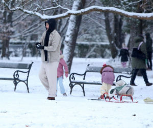 Maciej Pela zabrał córeczki na sanki
