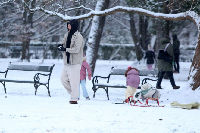Maciej Pela zabrał córeczki na sanki