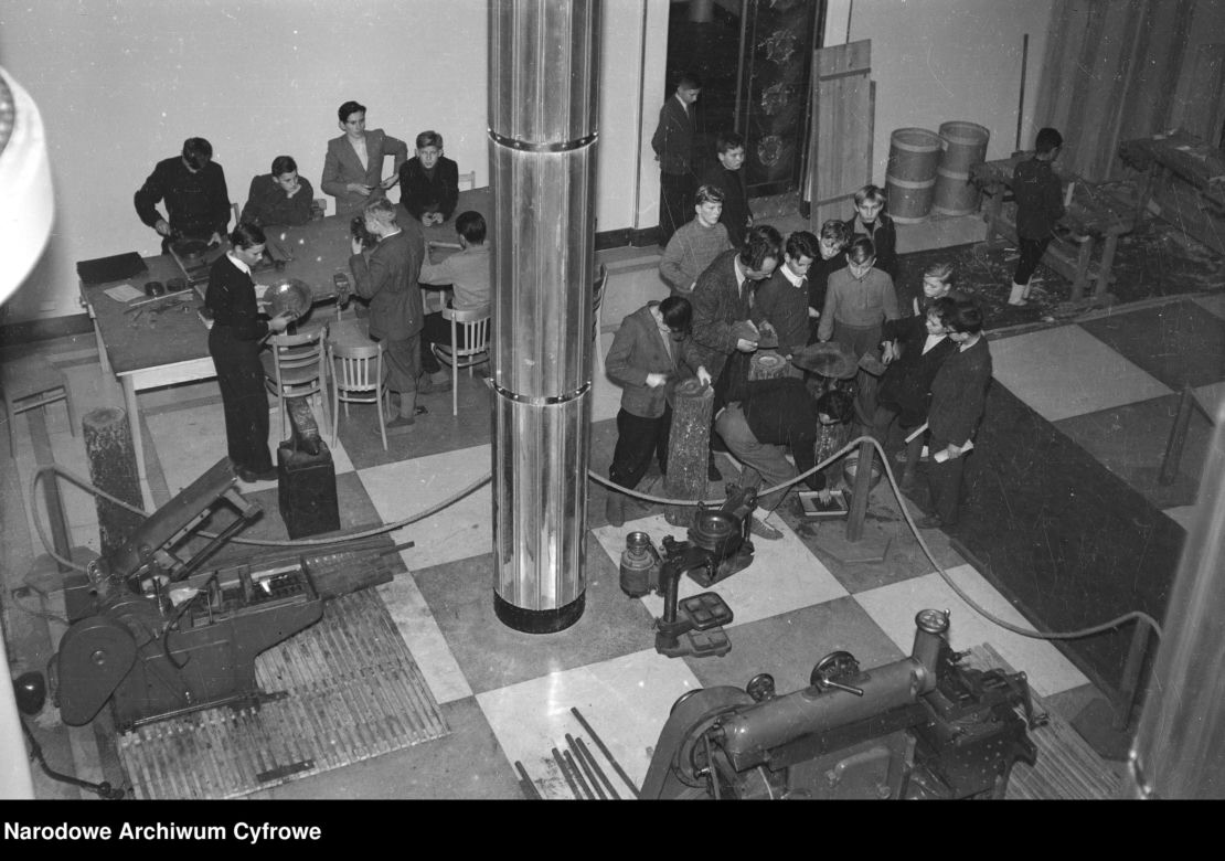 QUIZ PRL. Pałac Kultury i Nauki w Warszawie. Zmierz się z historią dziarskiego 70-latka? 