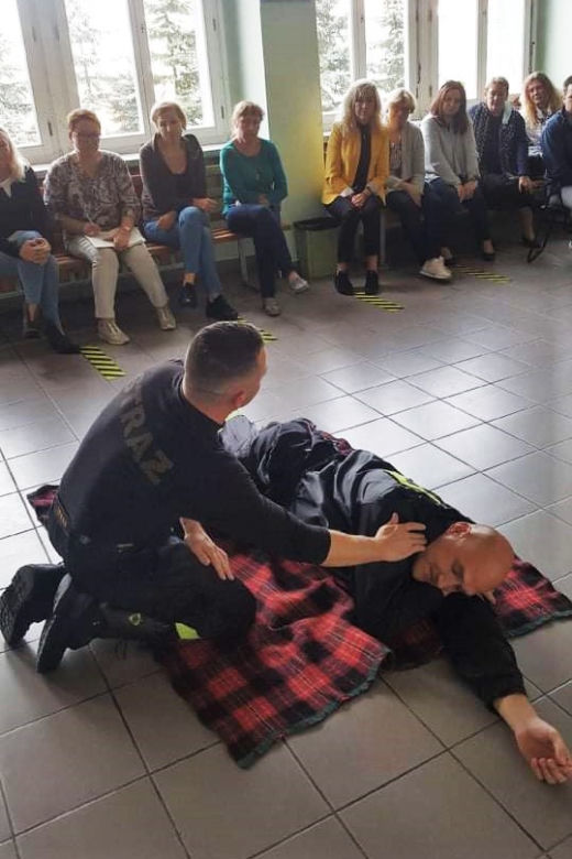 W szkołach bezpieczniej. Strażacy uczą pierwszej pomocy
