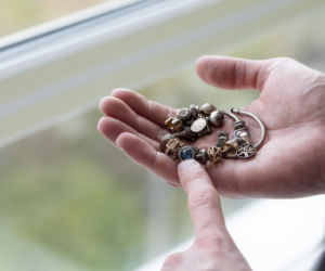 Srebrna biżuteria ciemnieje na skórze? Zanim zaczniesz szukać choroby, przyjrzyj się swojej diecie 