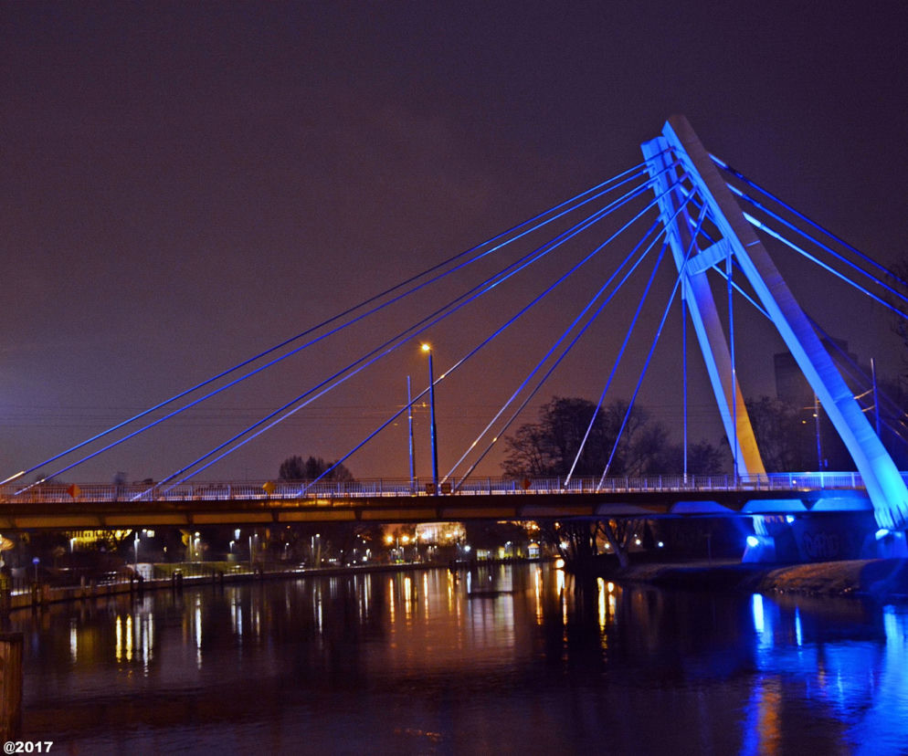 Charakterystyczny most w nocnym wydaniu