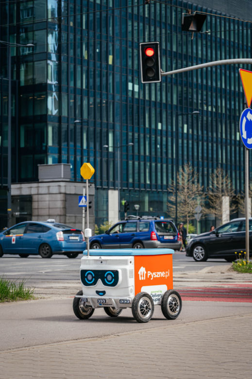 Na ulice Warszawy wyjechał pierwszy w historii marki, półautonomiczny robot dostawczy Pyszne.pl