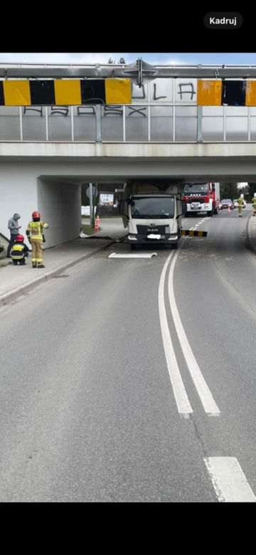 Dostawczak nie zmieścił się pod mostem. W tył auta wjechała osobówka 