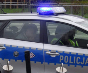 Pijany jak bela huknął w przystanek autem na minuty