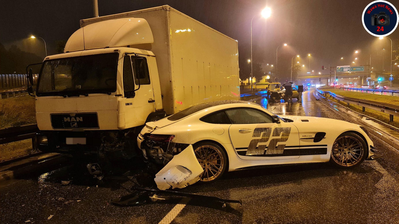 Wypadek na Wale Miedzeszyńskim. Rozbił się mercedes za milion złotych