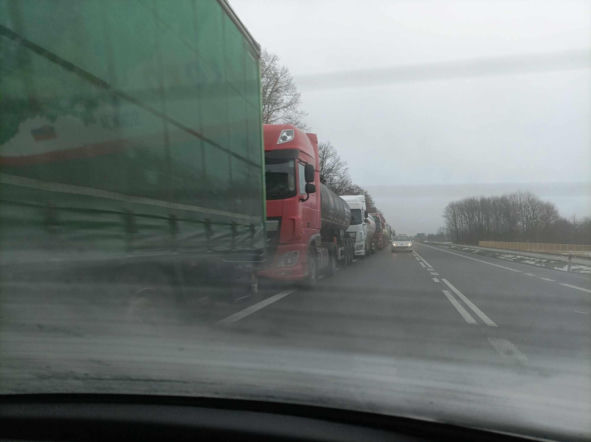 Kolejki na granicy, w tle alerty RCB! Odprawy wstrzymywane