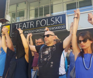 Milczący protest przed Teatrem Polskim