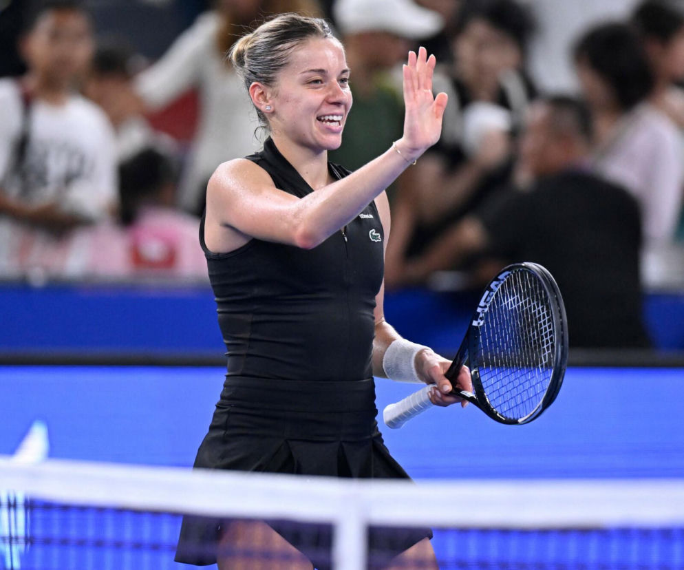 Uśmiechnięta tenisistka Maja Chwalińska macha do kibiców na korcie. O jej wygranej w Wuhan przeczytasz na SE Supersport.