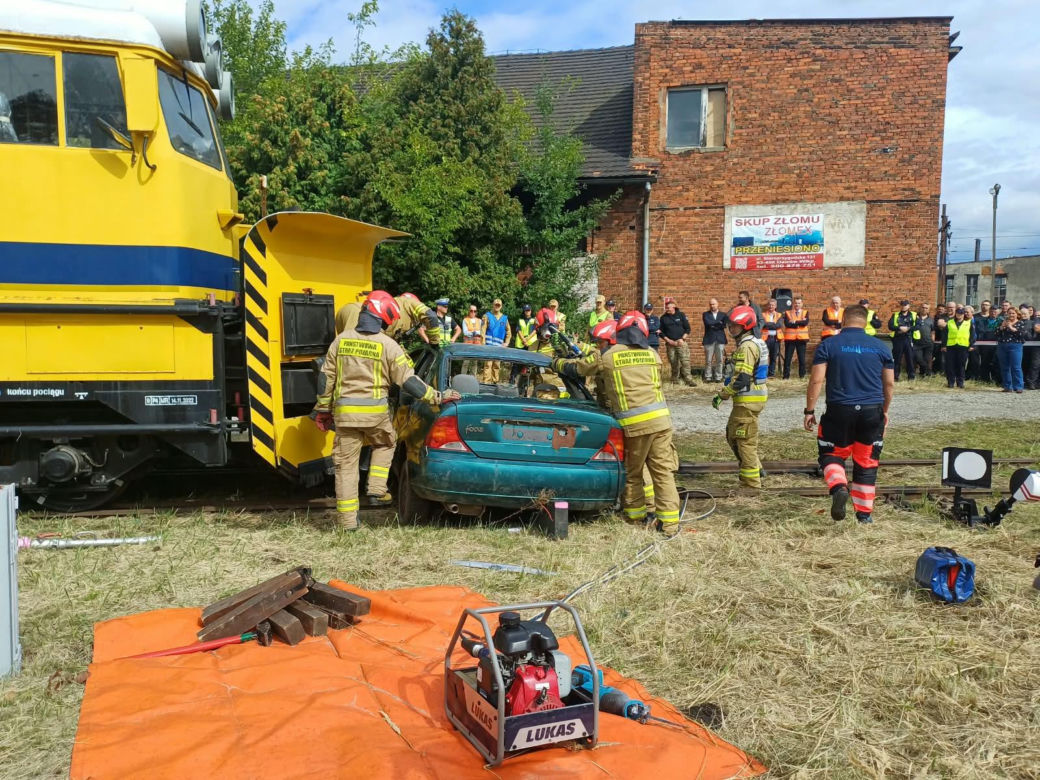 Drezyna uderzyła w samochód. Wielka akcja służb na przejeździe w Ostrowie [ZDJĘCIA]