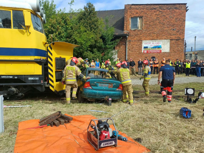 Drezyna uderzyła w samochód. Wielka akcja służb na przejeździe w Ostrowie [ZDJĘCIA]
