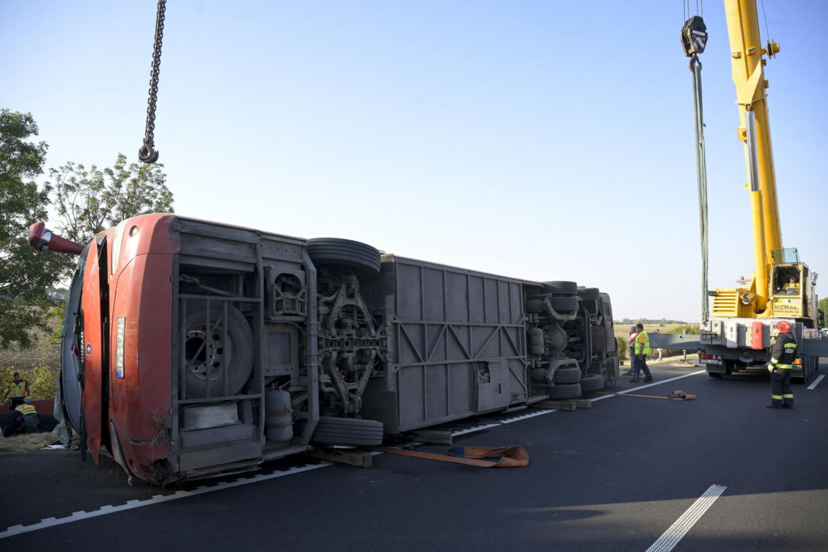 Ksiądz Krzysztof pochowa pielgrzymów po tragedii na Węgrzech. "Ogromna tragedia, smutny czas dla parafii"