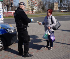 Zakrywanie twarzy OBOWIĄZKOWE! Na Śląsku strażnicy rozdają maski ZA DARMO 