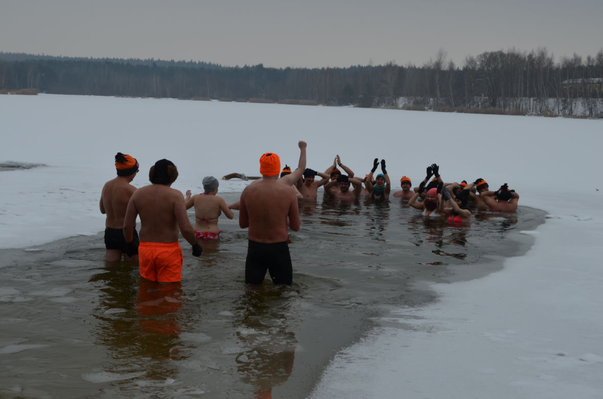 Morsowanie nasz nowy zimowy sport narodowy. Dziś na PIACHACH ponad setka morsów