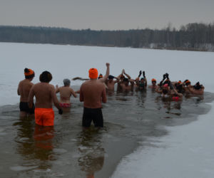 Morsowanie nasz nowy zimowy sport narodowy. Dziś na PIACHACH ponad setka morsów