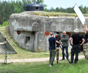 Sensacje XX wieku w Nowogrodzie. Wołoszański kręcił dokument na Podlasiu [ZDJĘCIA]