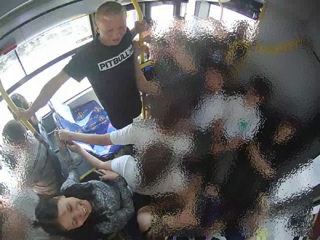Grozili, znieważali i bili. Atak na nastolatka z Ukrainy w miejskim autobusie