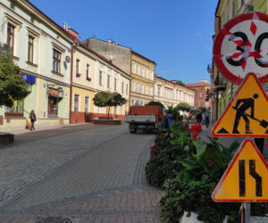 Klomby powstają na ulicy Wałowej w Tarnowie