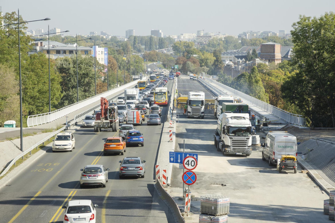 Otwarcie wiaduktu na Trasie Łazienkowskiej kilka miesięcy wcześniej. Już kładą asfalt!