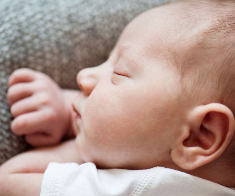 Niebezpieczne pozycje do snu dla noworodka