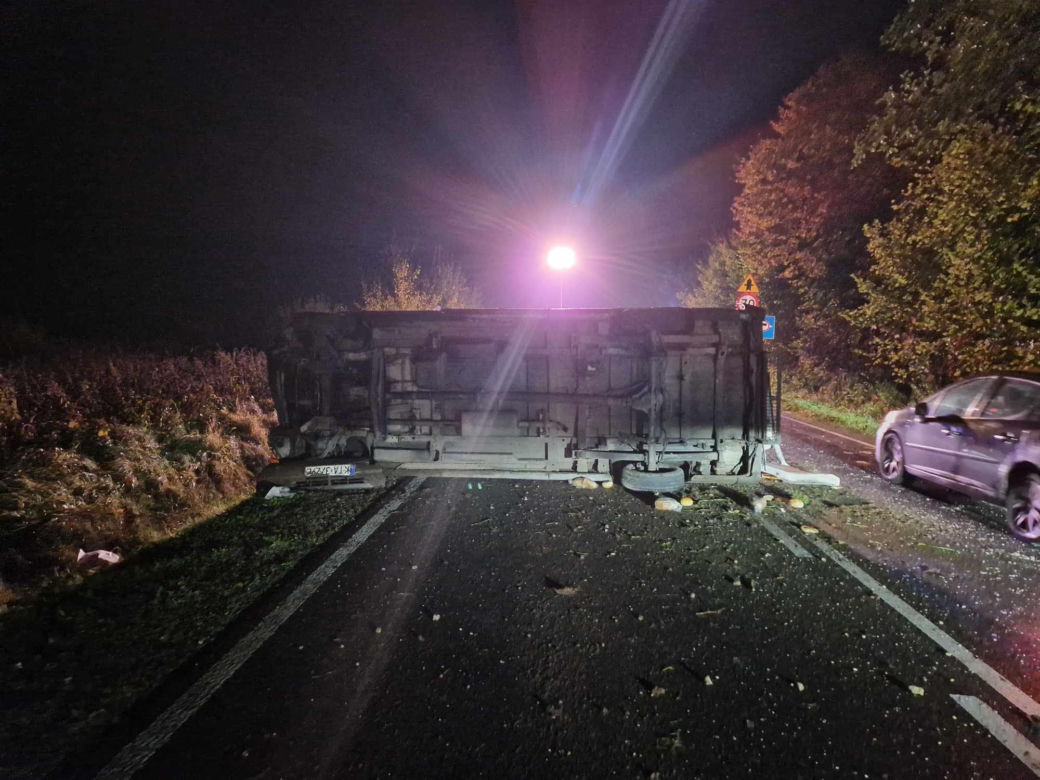 Smyków. Kierowca dostawczego mercedesa wylądował w rowie i dachował