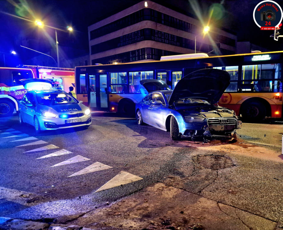 Nocna demolka przy placu Szembeka. Audi skosiło barierki i sygnalizator