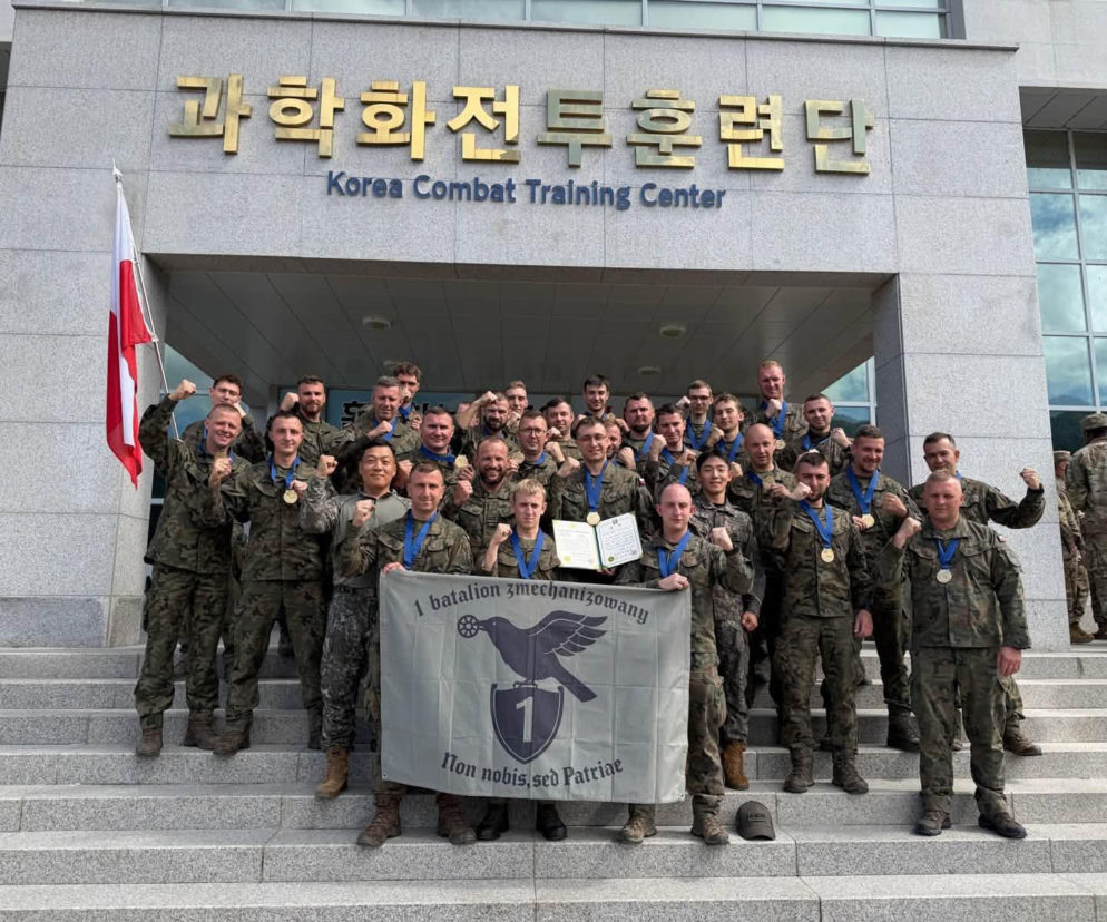 Polscy żołnierze z medalami przed Korea Combat Training Center. O ich sukcesie przeczytasz na SE Portal Obronny.