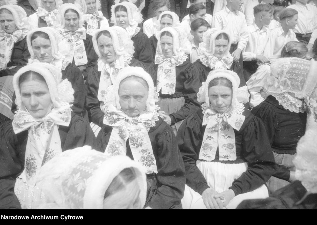 Uśmiechnięci Polacy, stroje ludowe, tańce i huczne pożegnanie lata. Tak obchodzono dożynki kilkadziesiąt lat temu