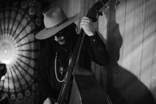 To ten rockowy muzyk zmienił koncepcję gitary rytmicznej i prowadzącej. Tak uważa legendarny producent