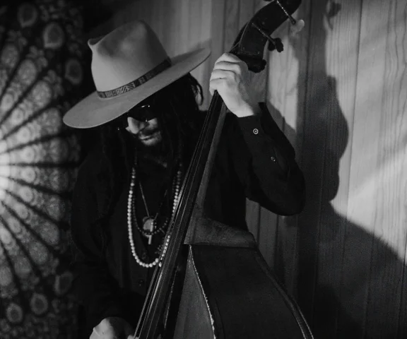 To ten rockowy muzyk zmienił koncepcję gitary rytmicznej i prowadzącej. Tak uważa legendarny producent