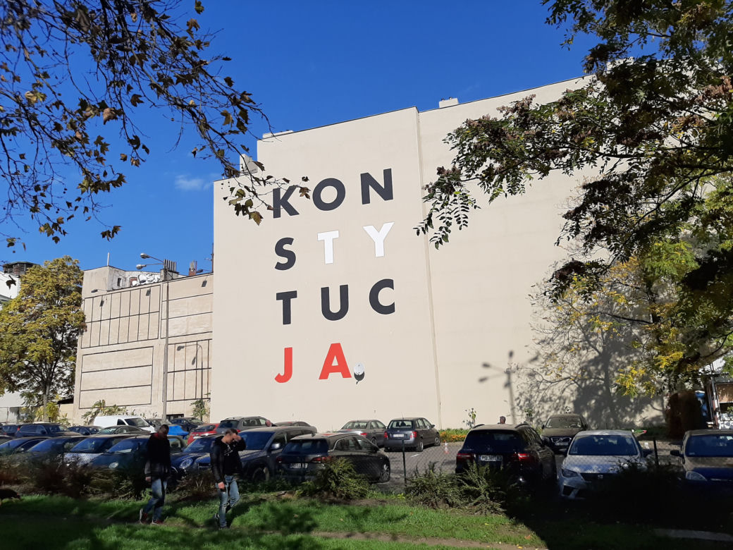 Mural z napisem "KONSTYTUCJA" powstał w Poznaniu