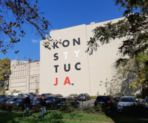Mural z napisem KONSTYTUCJA powstał w Poznaniu