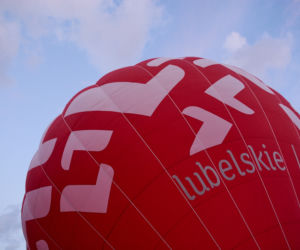 Balony gotowe do startu. Nocny pokaz przed Centrum Spotkania Kultur