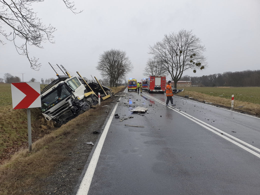Śmiertelny wypadek na DK11 pod Kluczborkiem! 42-latek zginął po zderzeniu z tirem 