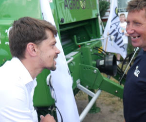 Gienek i Andrzej otrzymali nową belarkę. Na maszynę zrzucili się fani